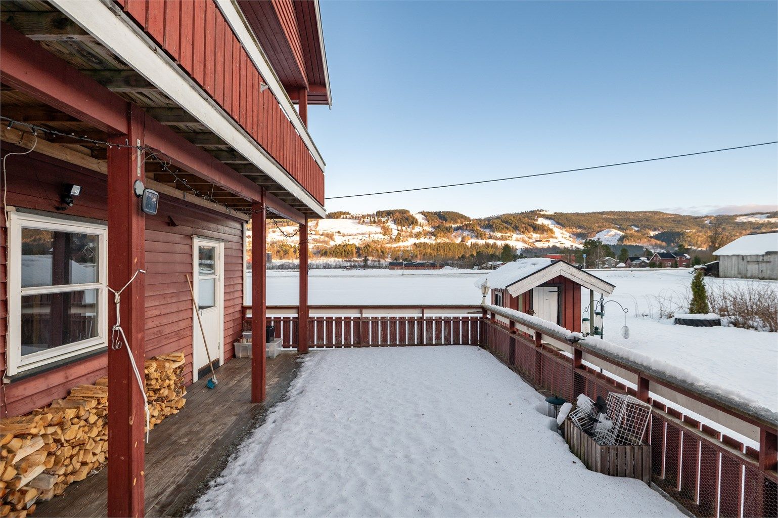 Første etasje har en stor veranda på ca. 43 kvm.