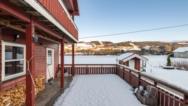 Første etasje har en stor veranda på ca. 43 kvm.