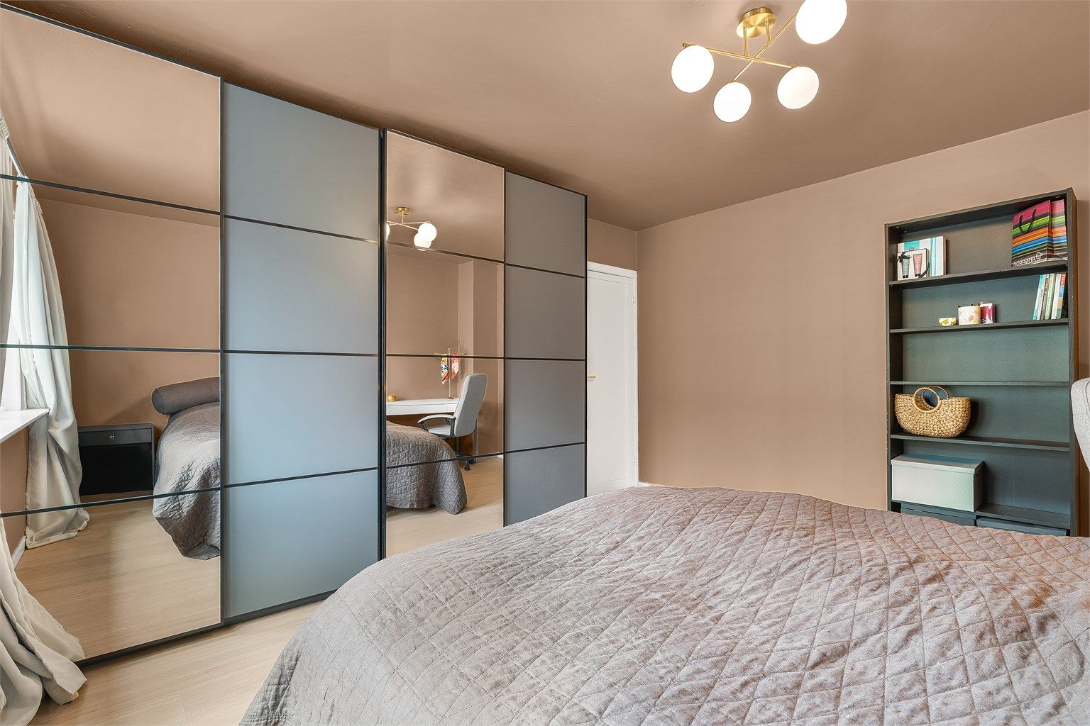 Hovedsoverommet er utstyrt med en nyere, stor garderobeløsning som gir utmerket oppbevaringsplass.