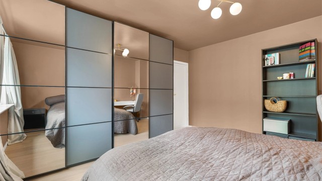 Hovedsoverommet er utstyrt med en nyere, stor garderobeløsning som gir utmerket oppbevaringsplass.