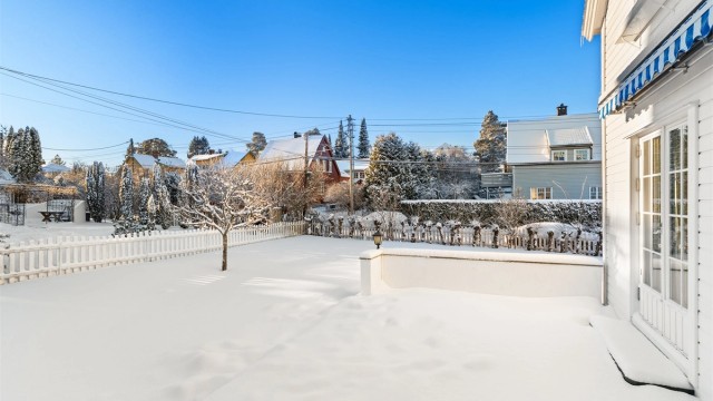 Solrik terrasse og hage