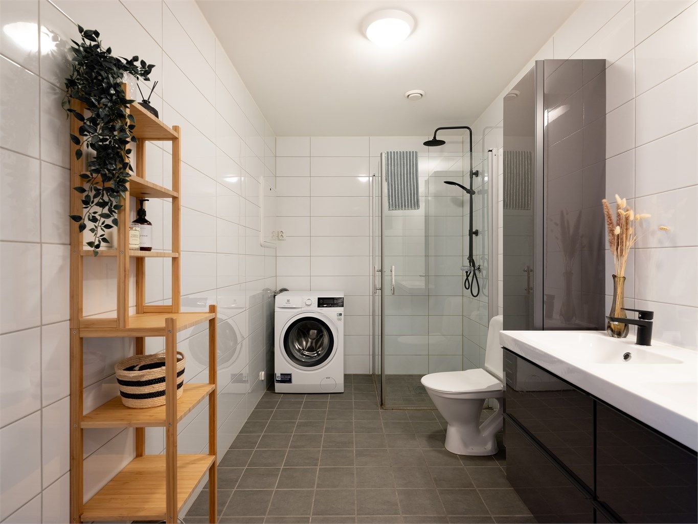 Romslig flislagt bad på 6,5 kvm med gulvarme. Rør-rør system.