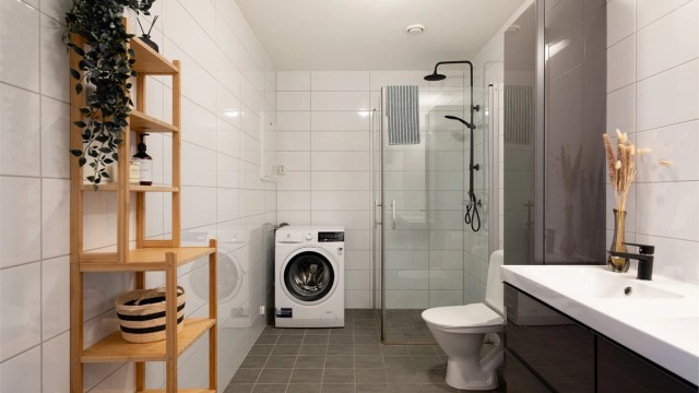 Romslig flislagt bad på 6,5 kvm med gulvarme. Rør-rør system.