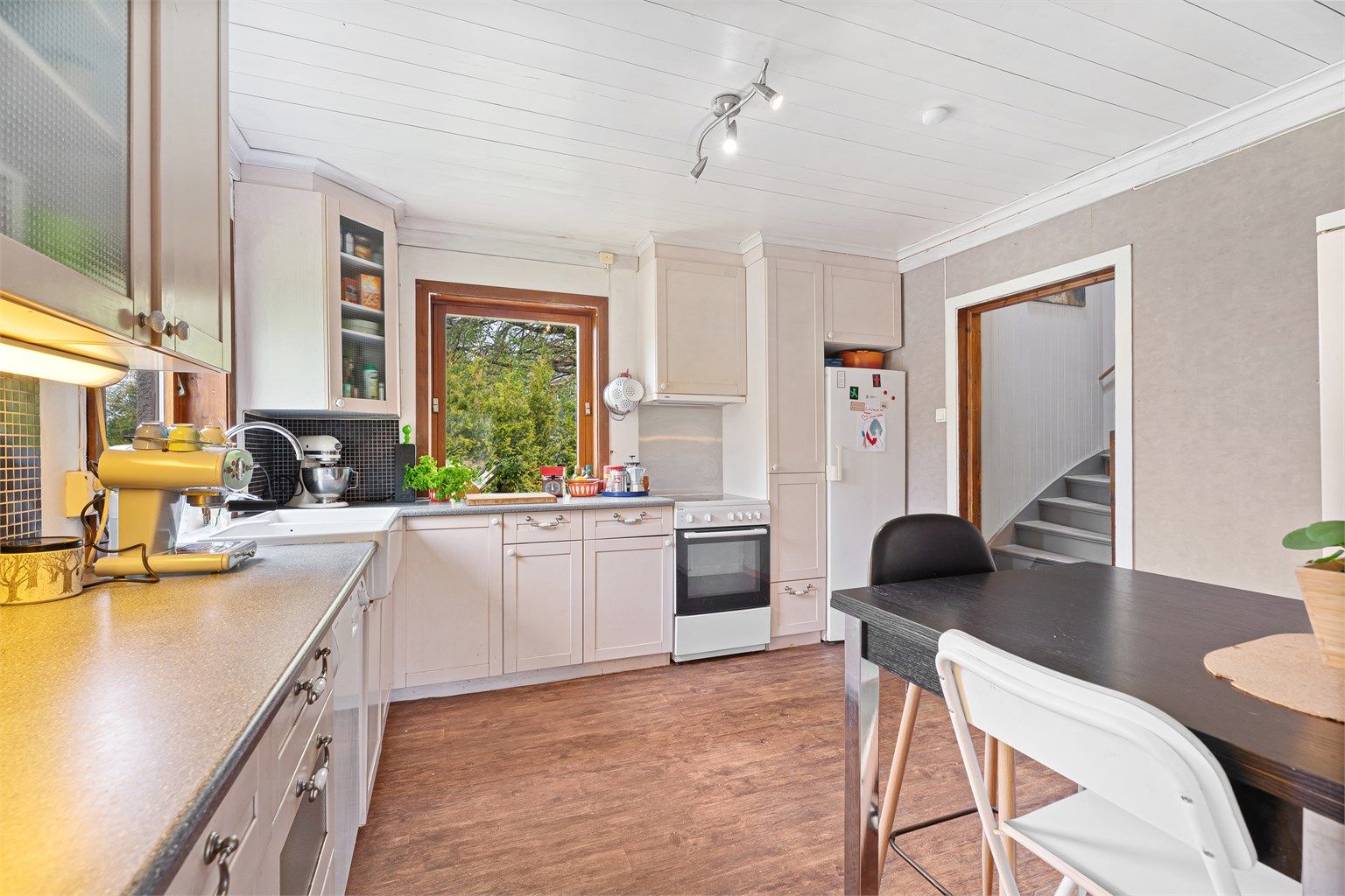 Romslig kjøkken med plass til frokostbord