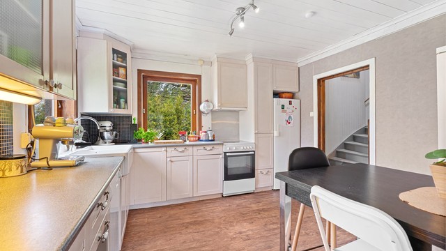 Romslig kjøkken med plass til frokostbord
