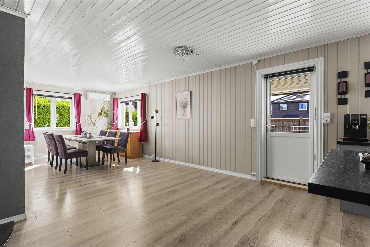 Fra stue/kjøkken er det naturlig utgang til vestvendt veranda med gode solforhold.