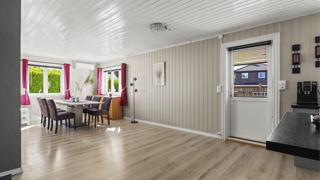 Fra stue/kjøkken er det naturlig utgang til vestvendt veranda med gode solforhold.