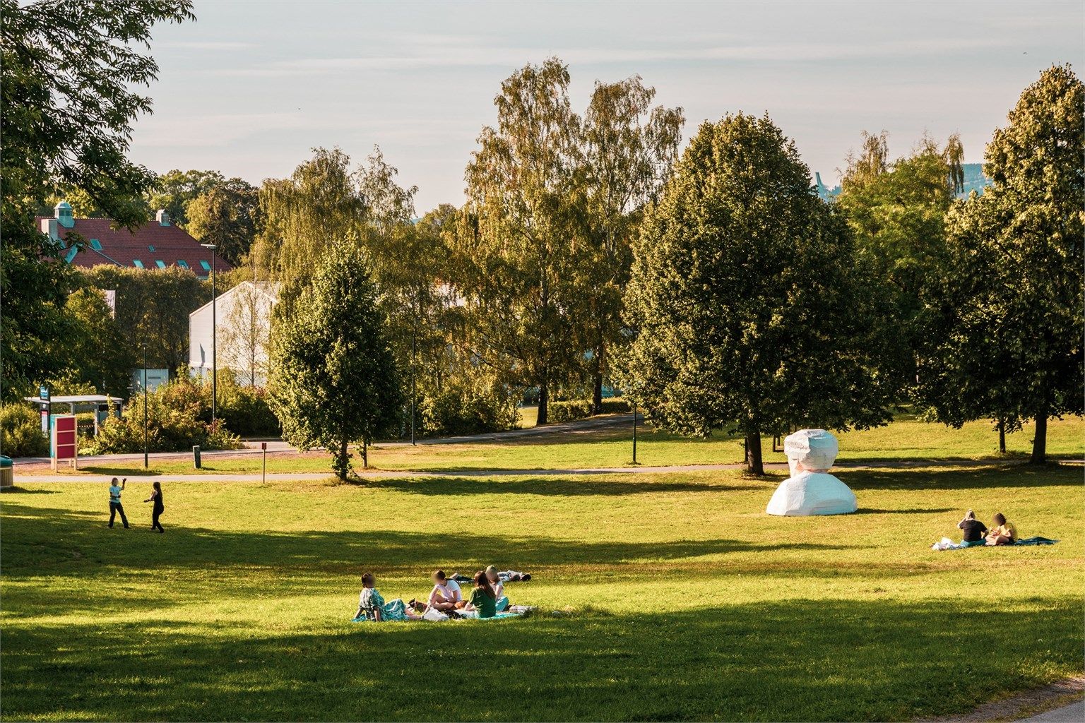 Tøyenparken byr på åpne grøntområder, flotte turstier og det nye Tøyenbadet – en naturlig møteplass året rundt.
