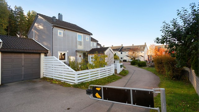Boligen disponerer en garasjeplass med elbillader, i felles garasjerekke.