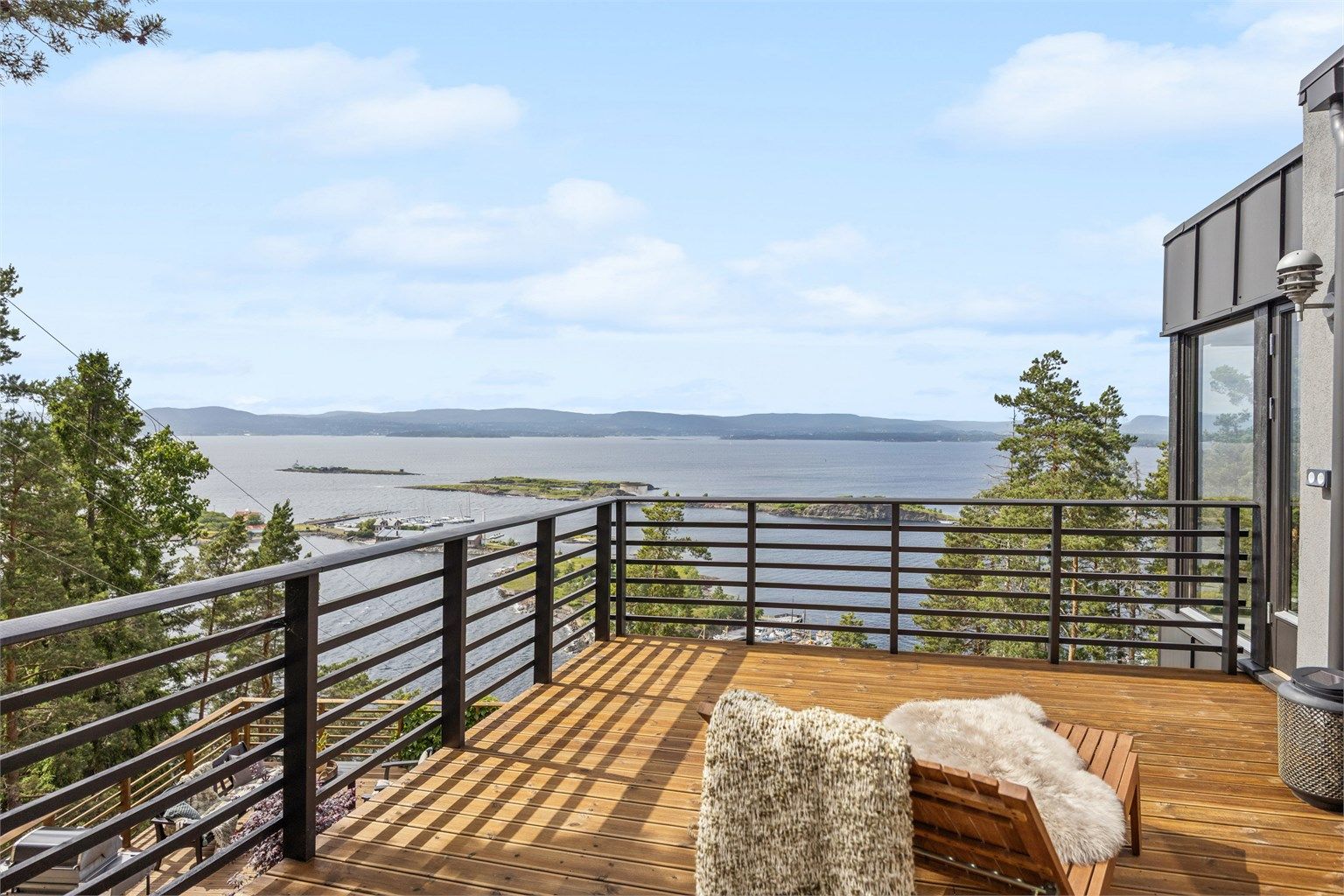 Det er direkte utgang fra stuen til denne deilig verandaen. En herlig plass å slappe av mens man nyter utsikten og lar tankene vandre.