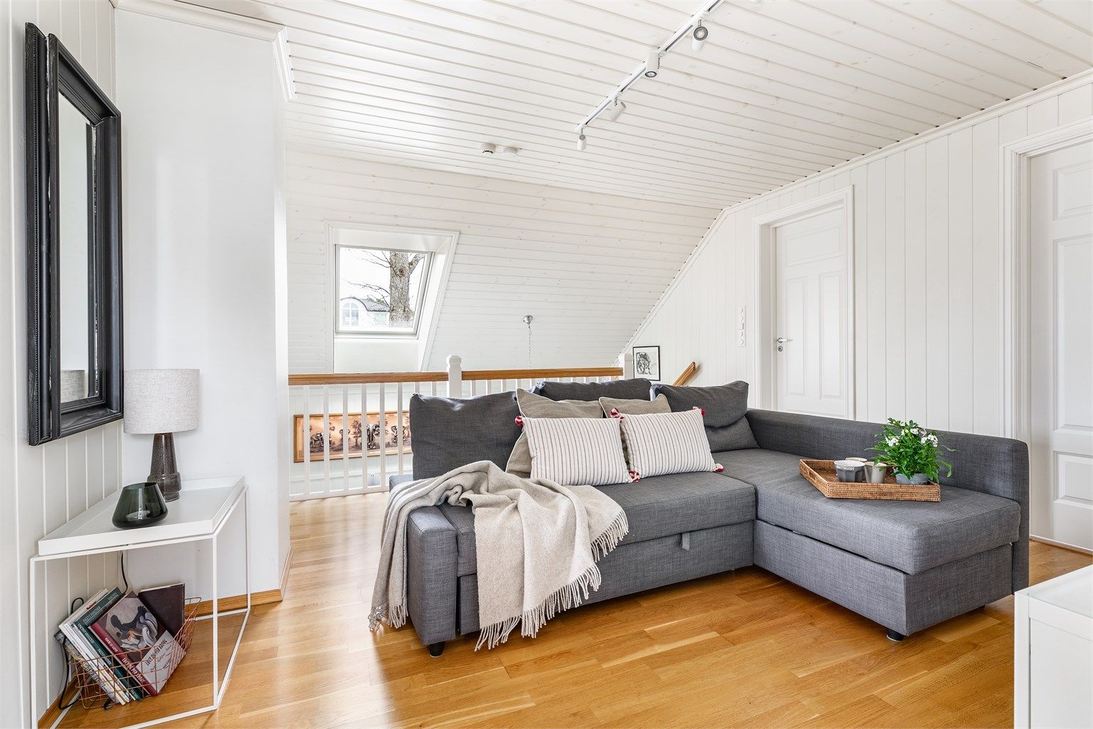 Et ekstra soverom er i senere år skilt ut fra loftstuen. Dette medfører at loftstuen nå ikke tilfredsstiller krav om lysinnslipp.