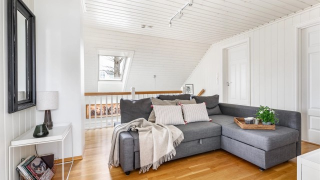 Et ekstra soverom er i senere år skilt ut fra loftstuen. Dette medfører at loftstuen nå ikke tilfredsstiller krav om lysinnslipp.