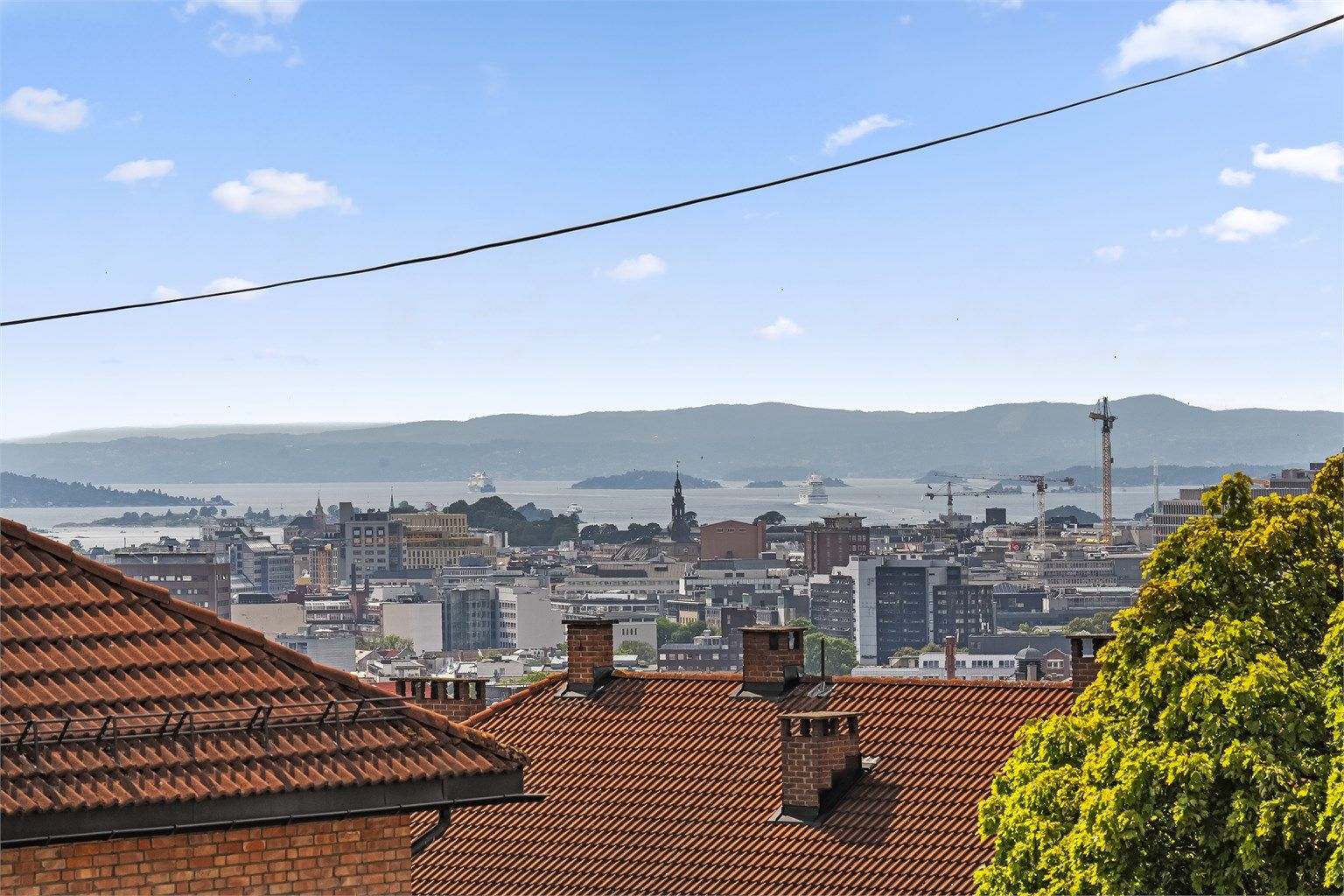 Her ligger man høyt og fritt, med utsikt over store deler av byen og helt ned til fjorden. 