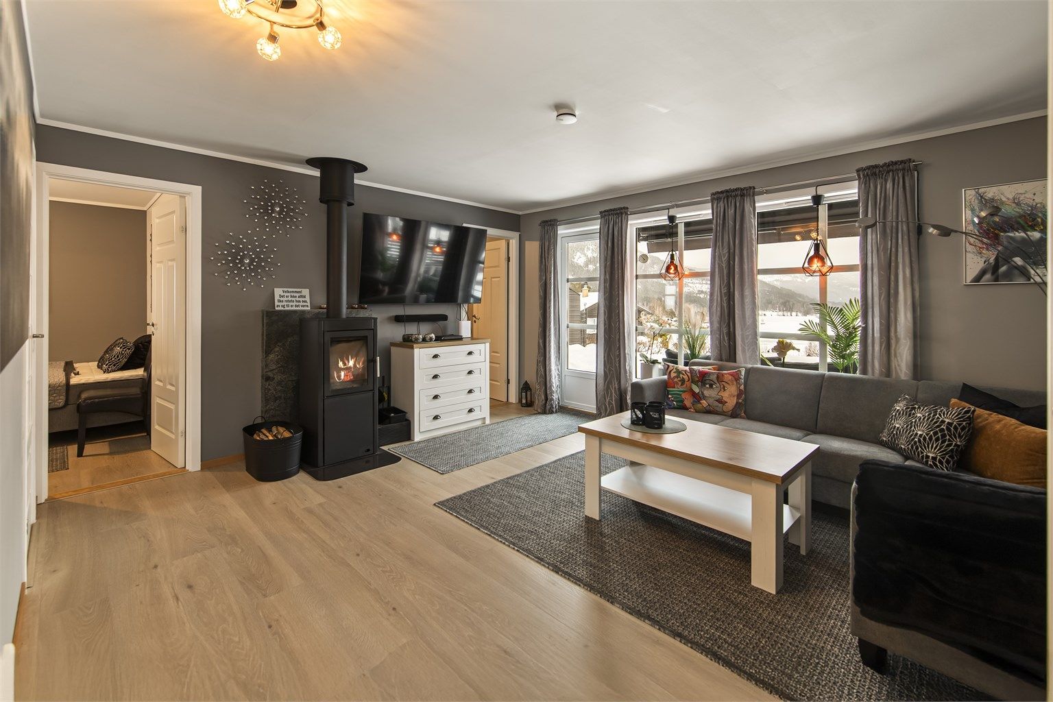 Moderne og lekker vedovn som både gir varme og hygge i kjøligere sesonger