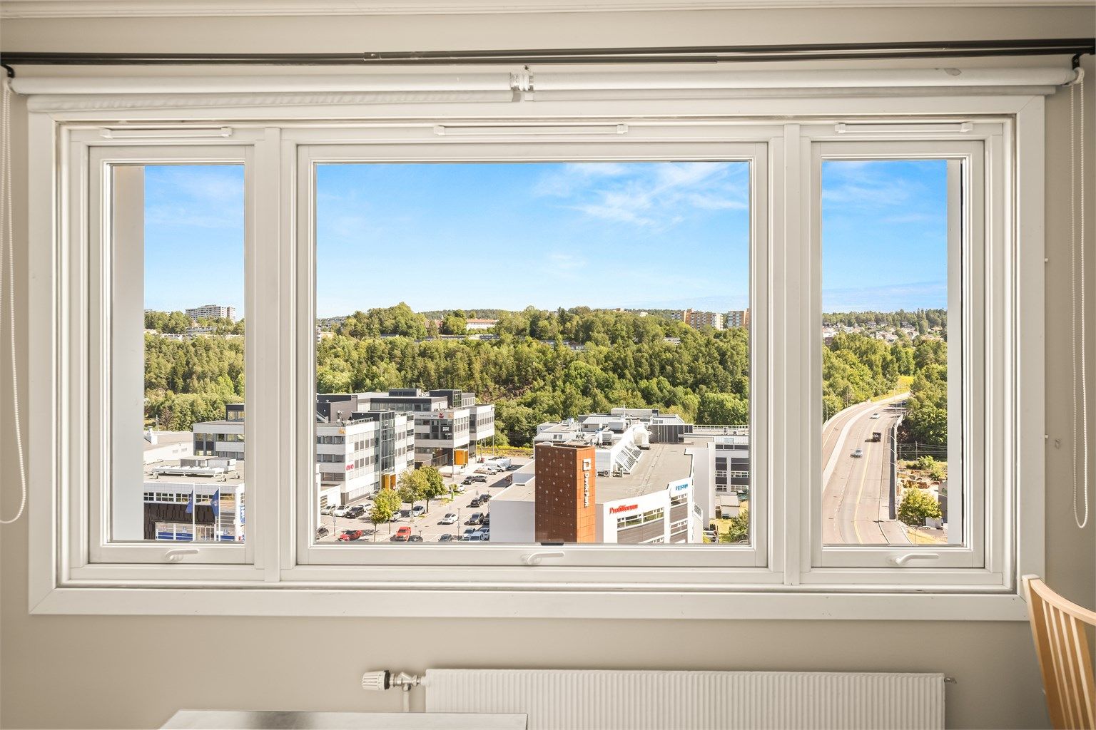 Leiligheten ligger i 8 etasje og har utsikt utover nærområdet. Foto: Martine Eren studio AS