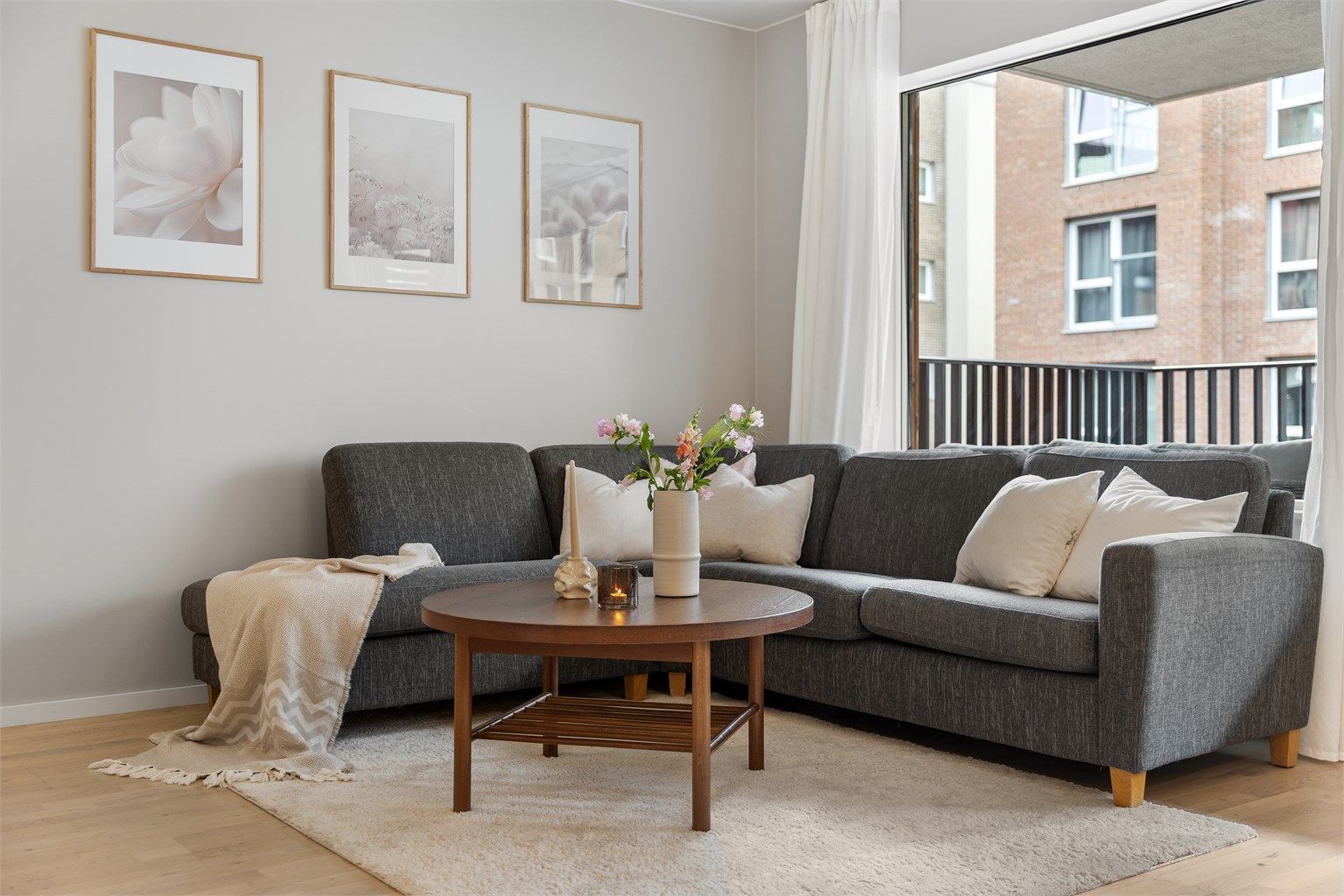 Naturlig sone for stue, med god plass til hjørnesofa og tilhørende møblement. 