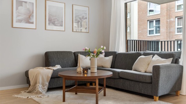 Naturlig sone for stue, med god plass til hjørnesofa og tilhørende møblement.