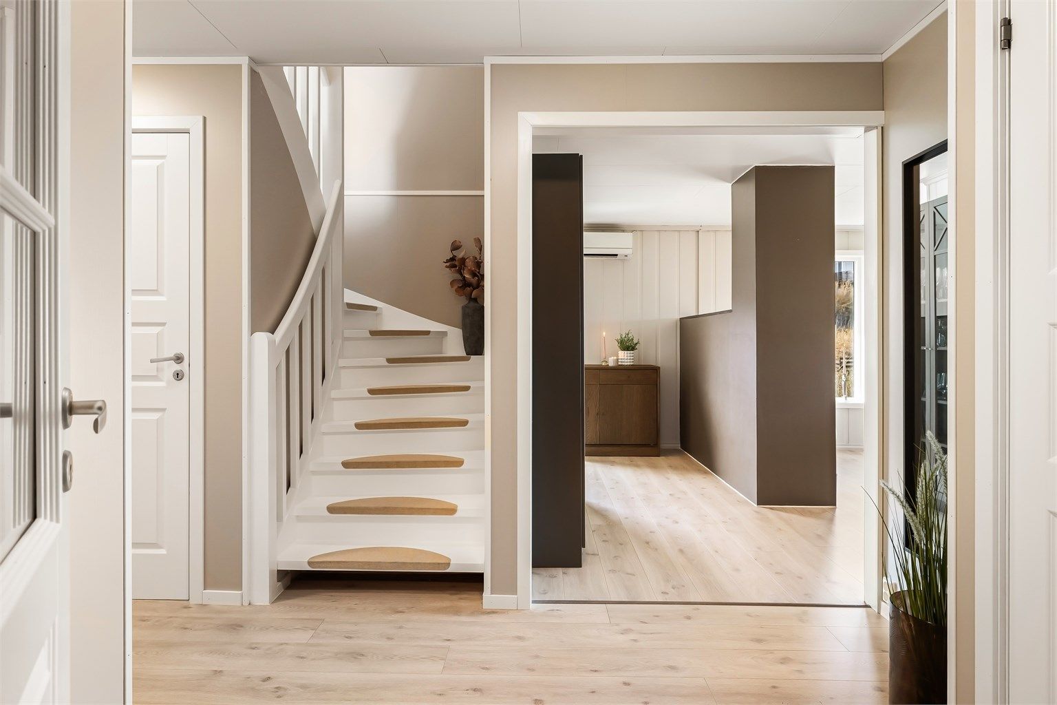 Fra hallen har man tilkomst til alle boligrom i etasjen