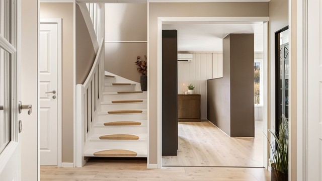 Fra hallen har man tilkomst til alle boligrom i etasjen