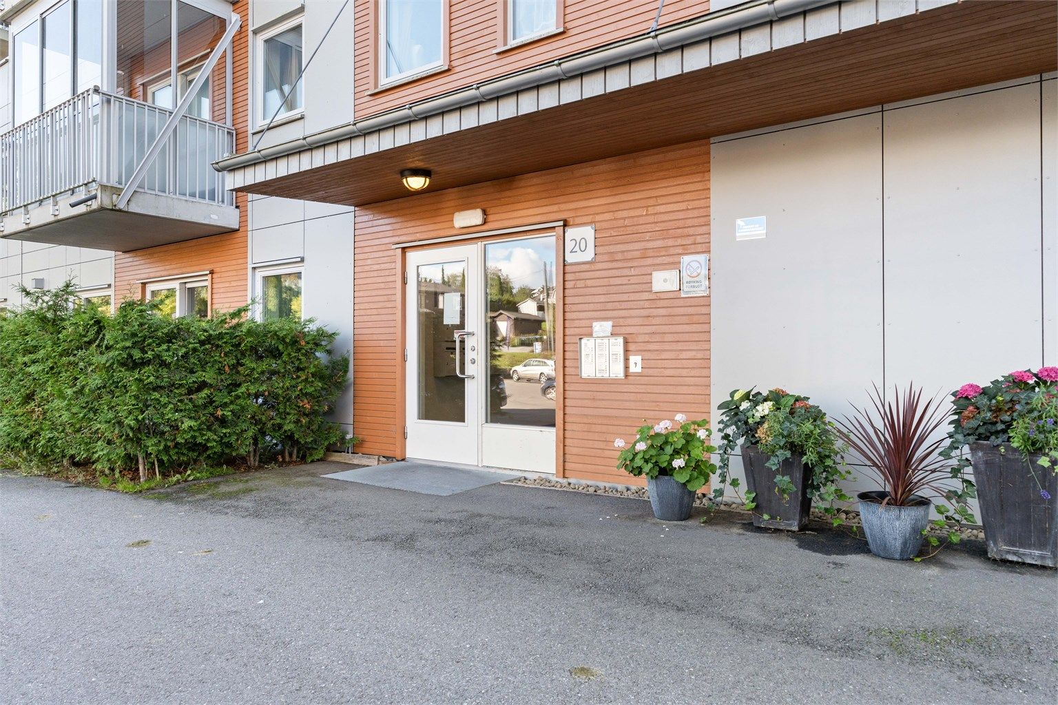 Velkommen inn! Bygget har heis fra garasjeanlegget og opp til leiligheten. 