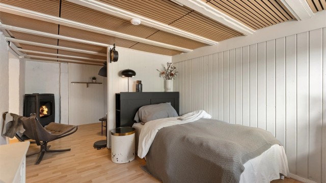 Kjellerstuen har også en peisovn som gir en lun atmosfære.