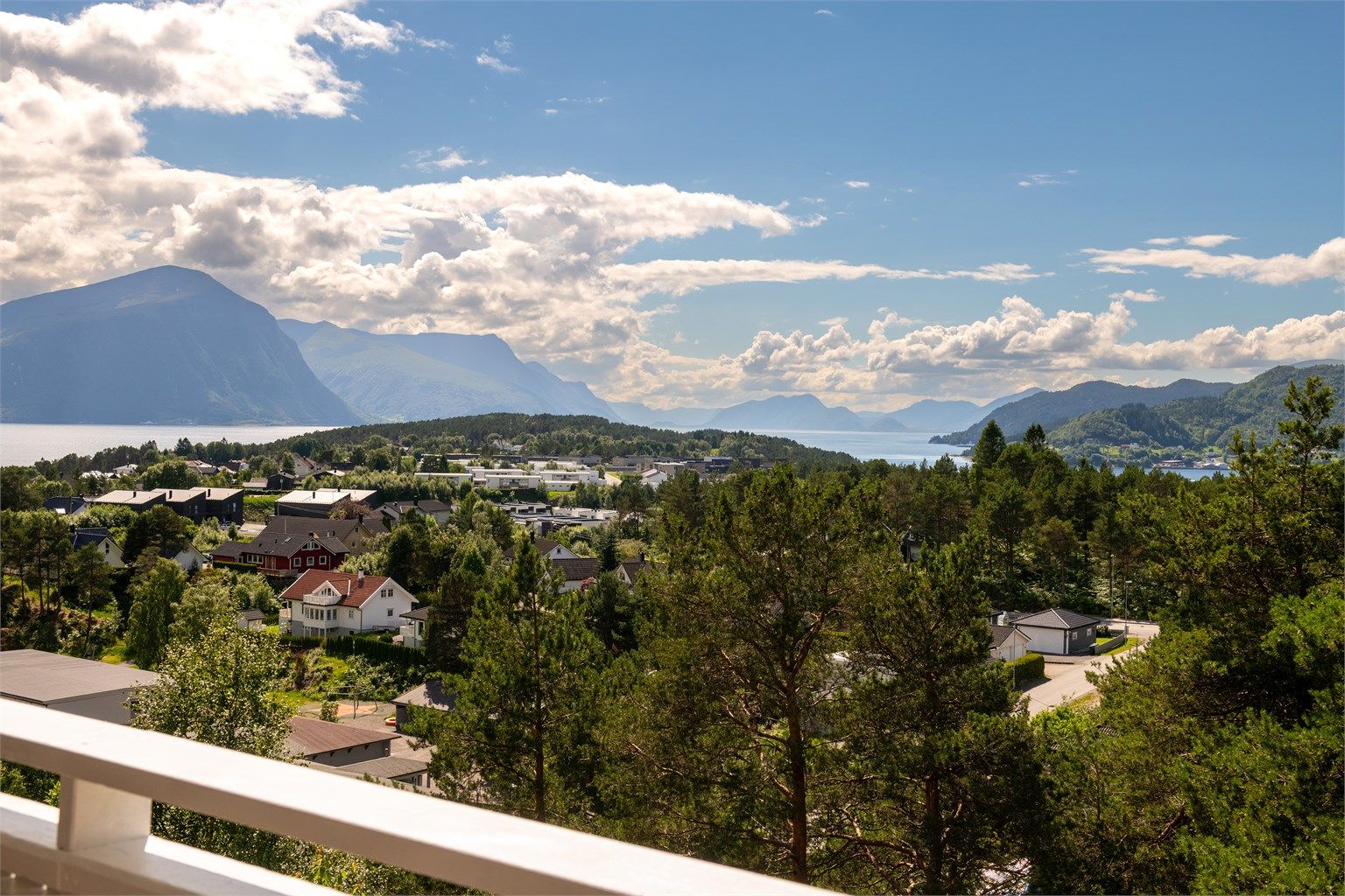 Utsikt over nærområdet fra balkongen i loftsetasjen.
