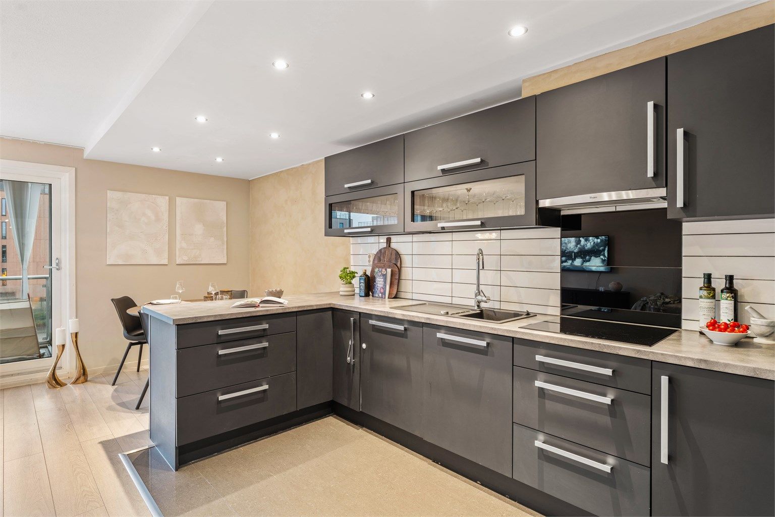 Kjøkkeninnredningen har en praktisk benkeplate i laminat og godt med skapplass.