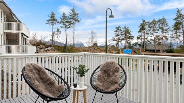 Eiendommen ligger fint til på Blindheim, med gangavstand til skoler, barnehager og Blindheim Butikksenter med de fleste servicetilbud.