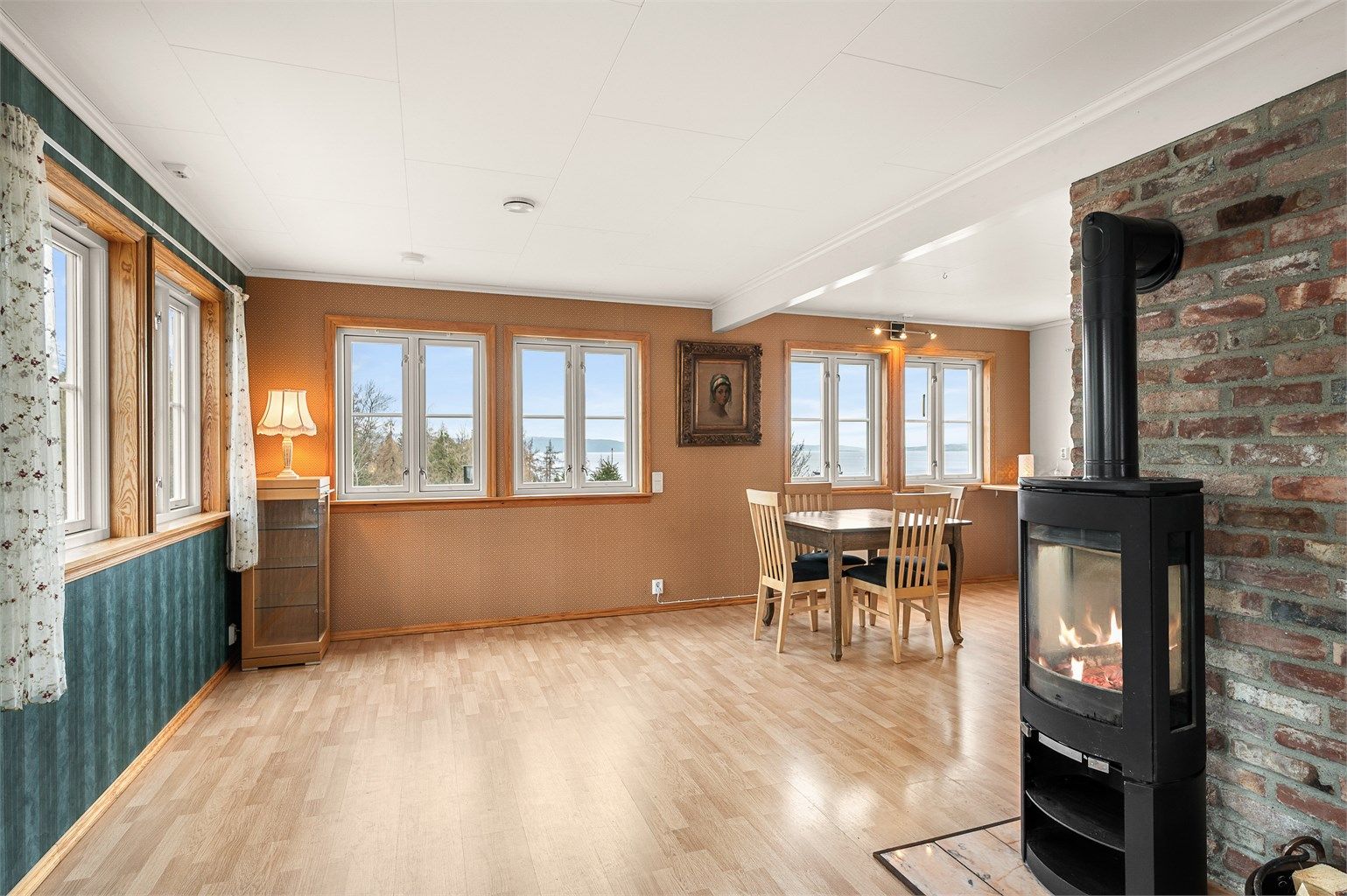 Stue og kjøkken på til sammen 46 kvm. gir rikelig med plass samt godt med lys i kombinasjon med nydelig utsikt.