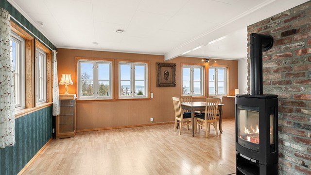 Stue og kjøkken på til sammen 46 kvm. gir rikelig med plass samt godt med lys i kombinasjon med nydelig utsikt.