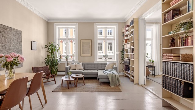 Lys og innbydende stue med store vindusflater som gir rikelig med naturlig lys og en luftig atmosfære.
