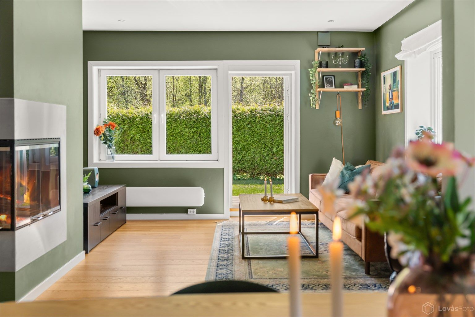 Gjennomgående parkett på gulv og en peisovn som gir både varme og hygge.