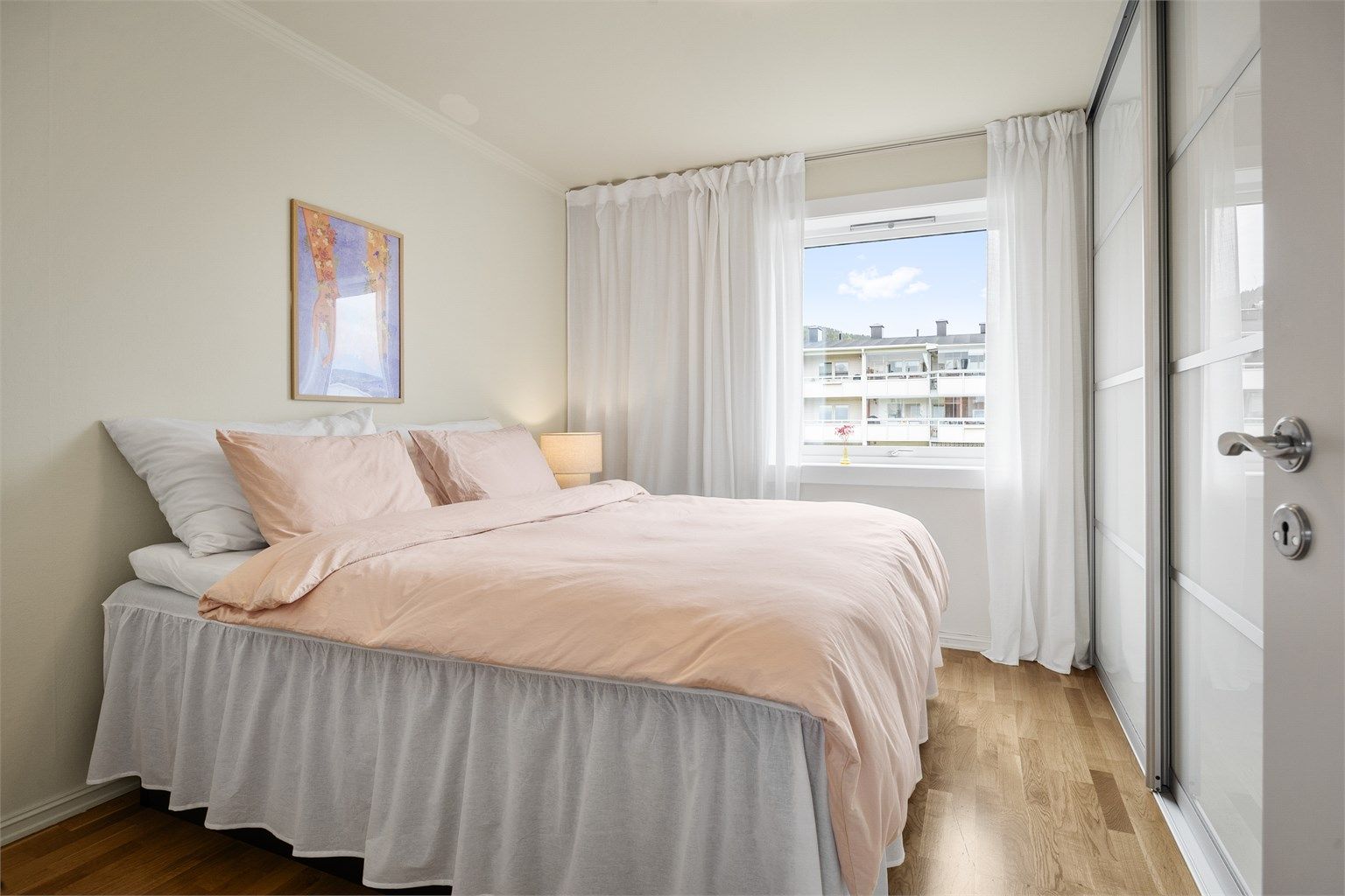 Soverom 1 med skyvedørsgarderobe