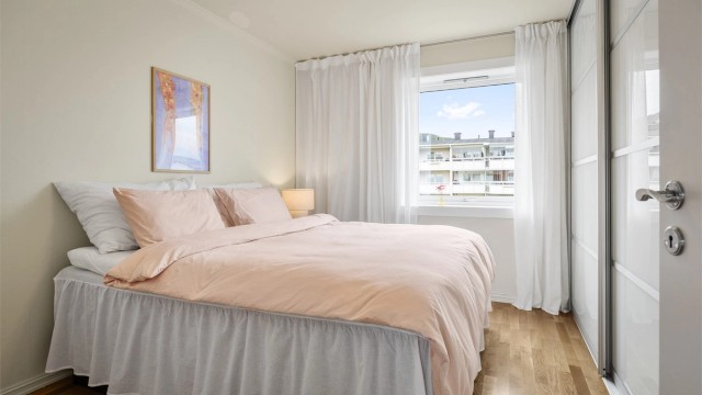 Soverom 1 med skyvedørsgarderobe