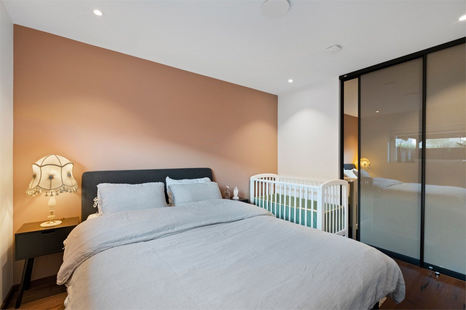 Soverom nr. 2 med skyvedørsgarderobe med gode oppbevaringsmuligheter