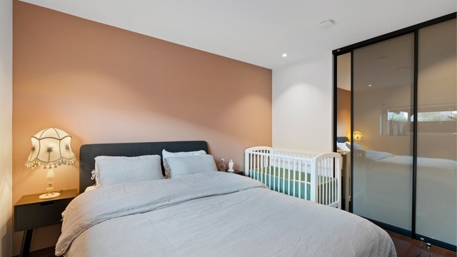 Soverom nr. 2 med skyvedørsgarderobe med gode oppbevaringsmuligheter