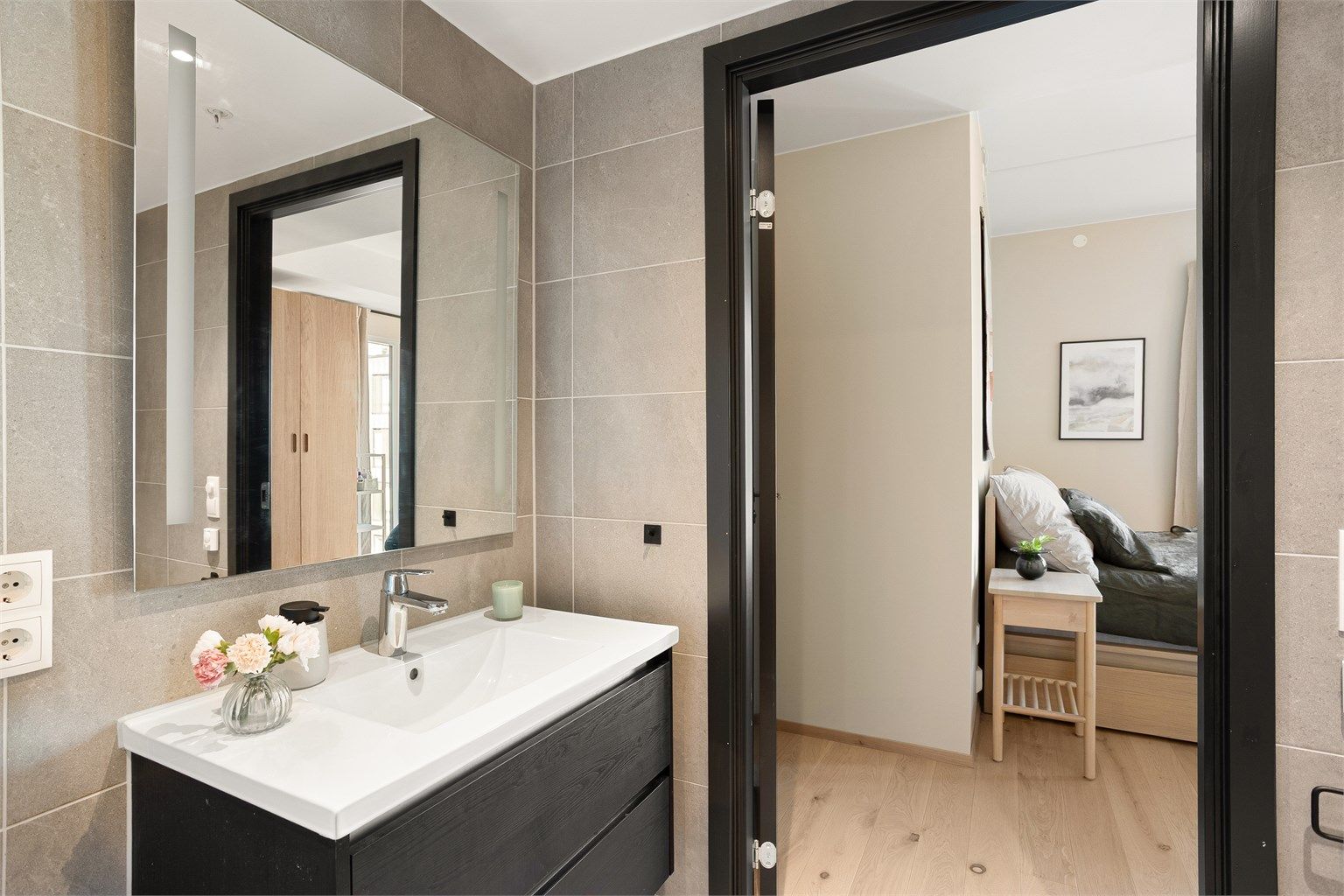 Bad nr 2 har direkte tilknytning til hovedsoverommet, noe som gir en ekstra følelse av luksus.