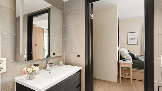 Bad nr 2 har direkte tilknytning til hovedsoverommet, noe som gir en ekstra følelse av luksus.