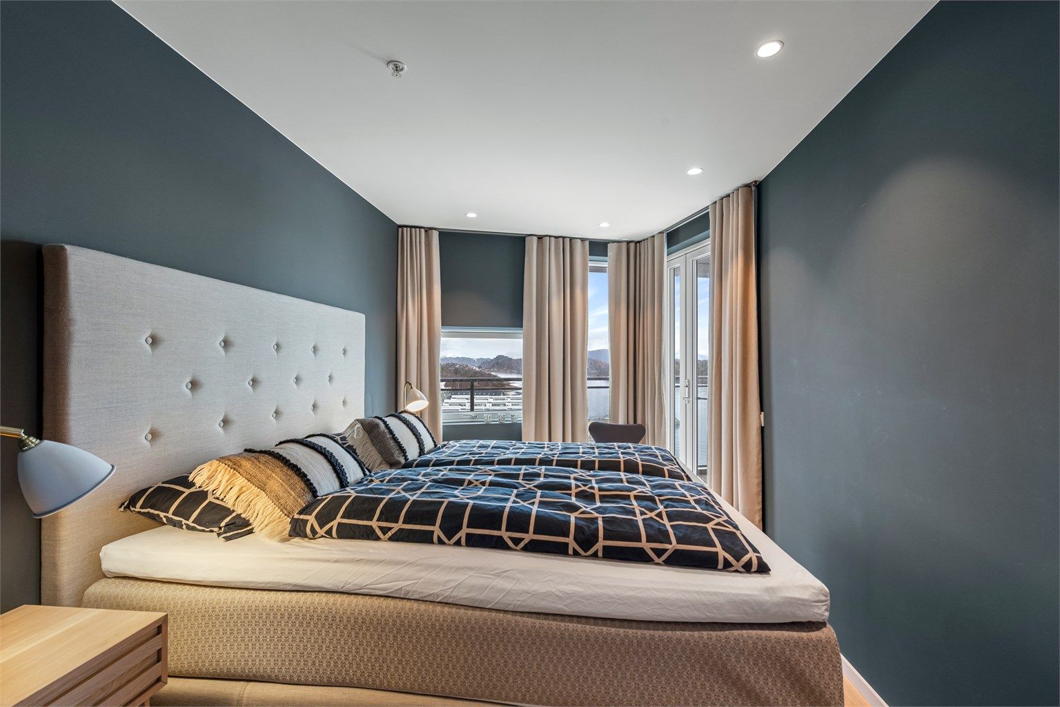 Hovedsoverom med utgang til østvendt balkong på 7 kvm med flott utsikt