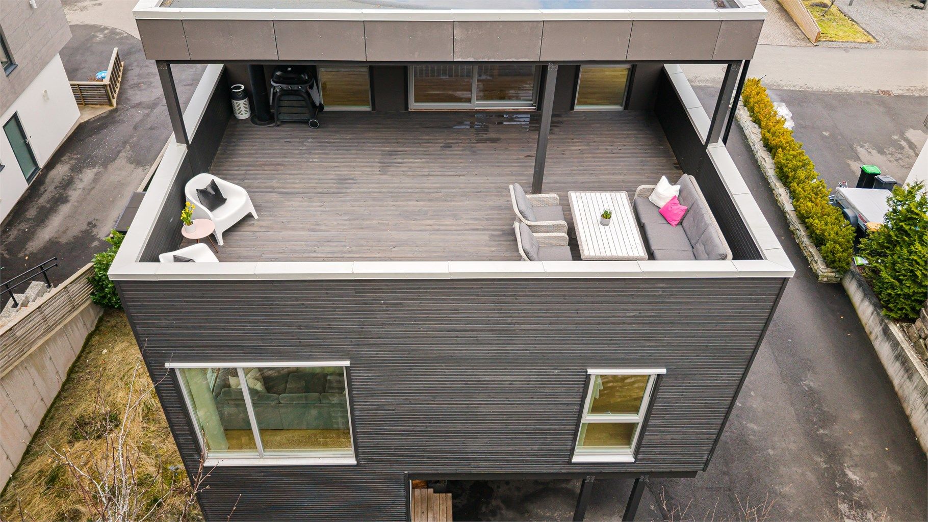 Boligens funkisinspirerte arkitektur toppes av en takterrasse på hele 42 m² som er dels overbygd