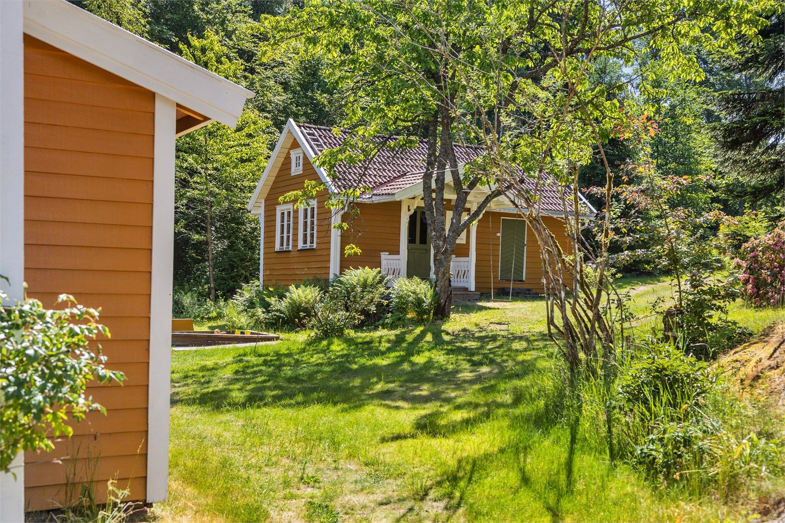 Eiendommen har eiertomt på hele 6 535 kvm og består av hovedhytte og et frittliggende anneks/koselig skrivestue