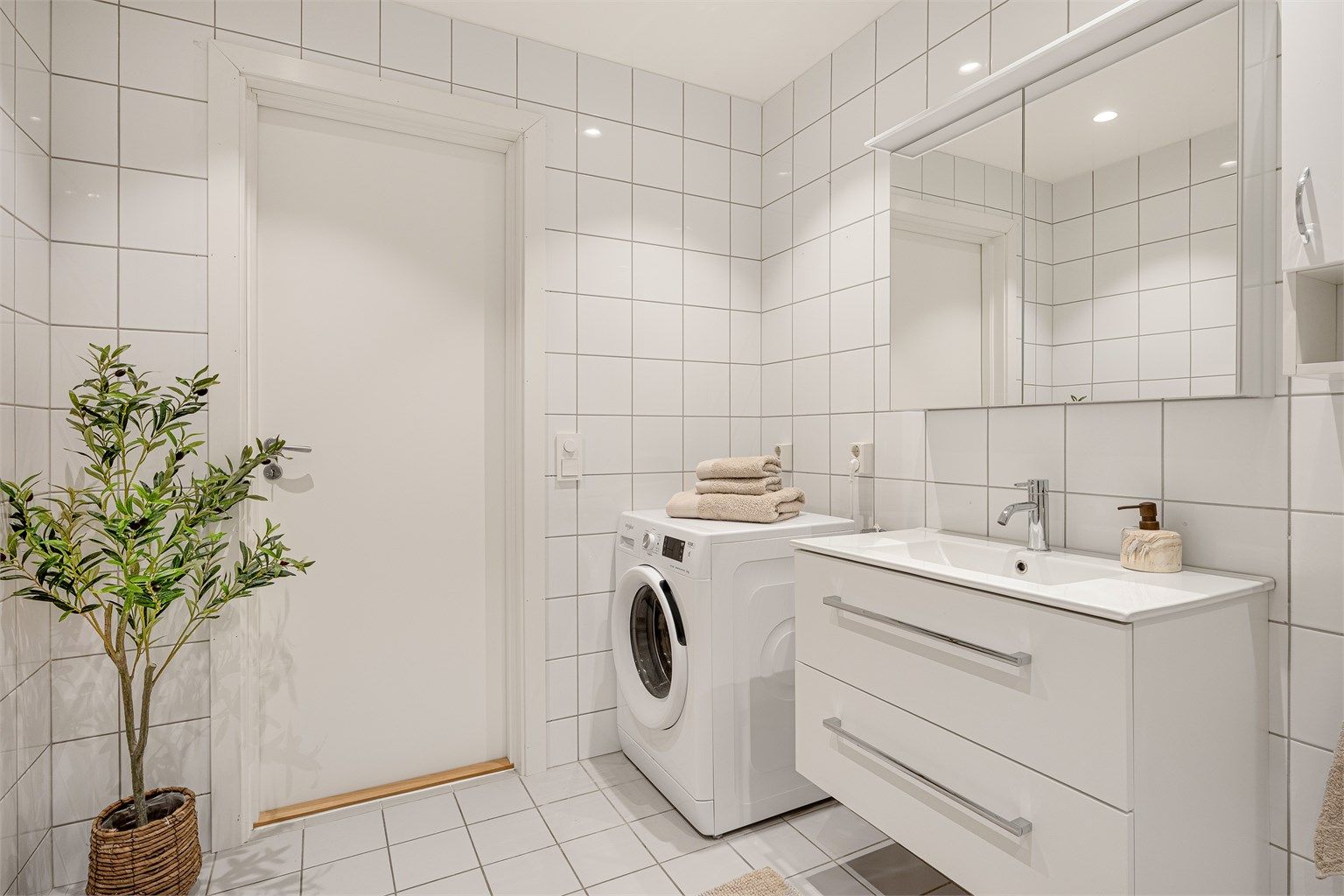 Badet har opplegg for vaskemaskin og downlights i himlingen.