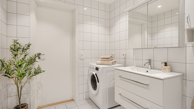 Badet har opplegg for vaskemaskin og downlights i himlingen.