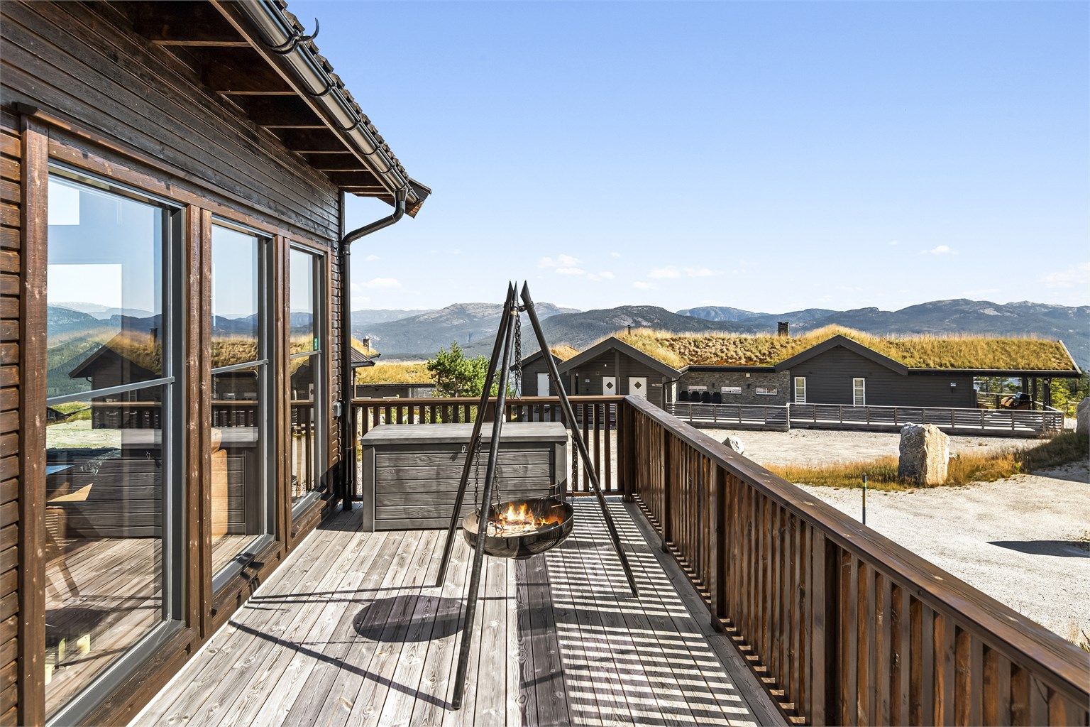 Hele terrassen er inngjerdet, noe som er perfekt for deg med hund eller f.eks småbarn!