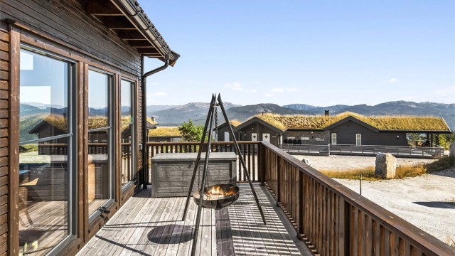 Hele terrassen er inngjerdet, noe som er perfekt for deg med hund eller f.eks småbarn!