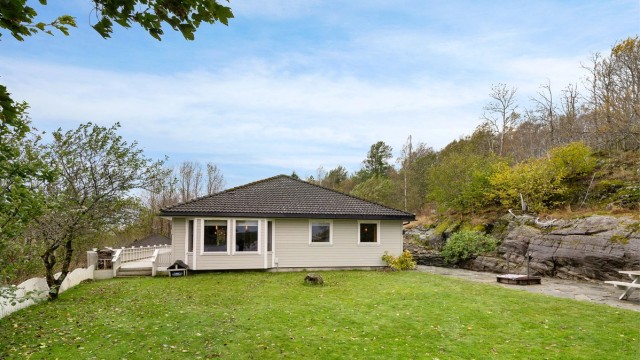 Stor, velstelt eiendom med fin beliggenhet i terrenget.