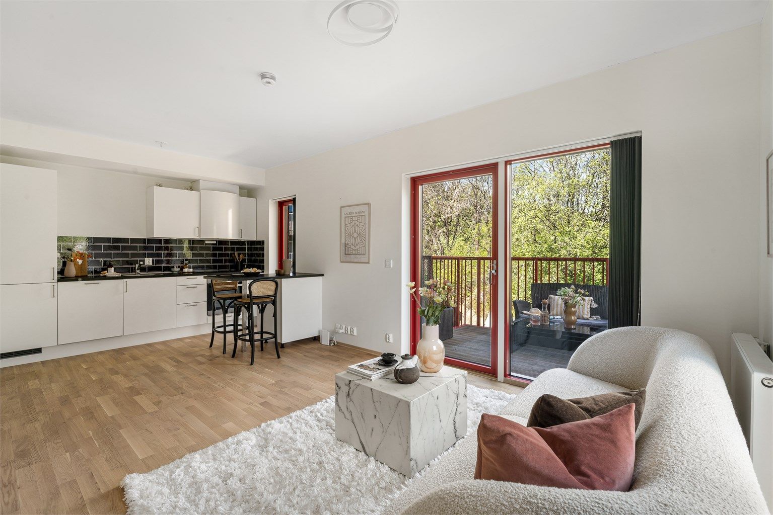 Stuen og kjøkkenet er på ca. 19 kvm og føles romslig og med plass til både sittegruppe og spisebord