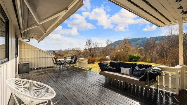 Eiendommen kan by på flotte solforhold og stor hage