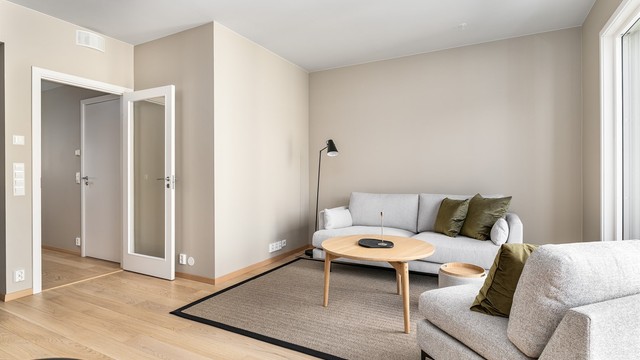 Stuen kan lukkes av for å begrense lyd til etasjens soverom.
Glassdøren slipper likevel daglyset gjennom til gangen.