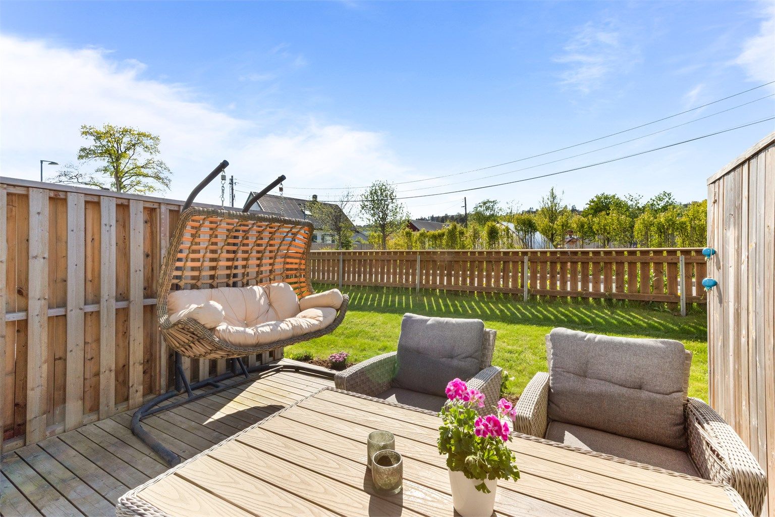 Terrasseplattingen er noe utvidet fra originalt og har god plass til møblement